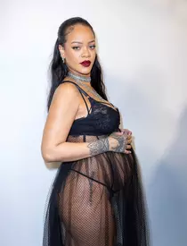 Semi-Exclusif – Rihanna dans les backstage du défilé de mode automne-hiver 2022/2023 „Christian Dior” lors de la fashion week de Paris