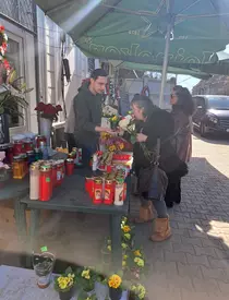 Ce a făcut Anca Pandrea la cimitir, în ziua în care Iurie Darie ar fi împlinit 94 de ani: „Așa cum îi plăceau lui”. Cum arată acum mormântul regretatului actor / EXCLUSIV