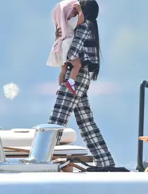 No Credit – BI – Naomi Campbell et sa fille aperçues à l’hôtel Eden-Roc à Antibes