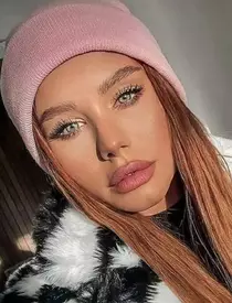 Ce operații estetice are Carmen Grebenișan. Și-a pus silicoane, după ce a fost victima bullying-ului, în liceu: „E un proces destul de greu de digerat și gestionat…” / EXCLUSIV