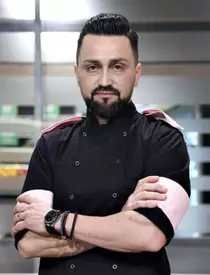 Cum și-a descoperit Chef Orlando Zaharia, juratul Chefi la Cuțite, pasiunea pentru gătit, pe când era copil: "Făceam clătite pentru toți copiii de pe scara blocului"