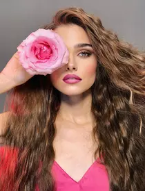 Theo Rose a fost cerută în căsătorie de Anghel Damian. Ce apare gravat pe inelul de logodnă și ce spun despre nuntă: „Nu vreau să fie cu 500 de oameni”