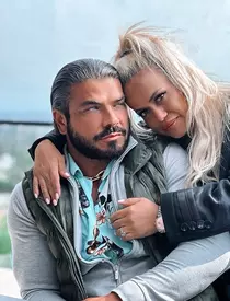 Anda Adam și Yosif Mohaci fac nuntă cu 500 de invitați și mai multe perechi de nași. Când are loc evenimentul
