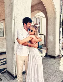 Alex Bogdan și Cătălina Mihai s-au căsătorit în secret, iar actorul Mihai Rait, alias Dorel din Las Fierbinți, le-a fost naș. Imagini de la cununia civilă