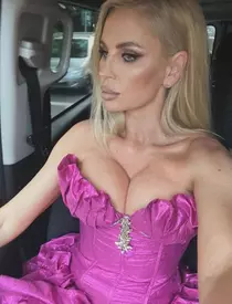 Andreea Bănică susține că a fost amenințată și înjurată de Toni Cottura, membru al trupei Fun Factory, la un concert din Cluj: „Avea mâna în părul meu! Am sunat la Poliție, m-am simțit fără protecție”