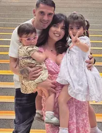 Cine este și cum arată soția lui Nicolae Stanciu. Căpitanul Naționalei României a cunoscut-o pe Andreea când ea avea 16 ani și au două fetițe împreună