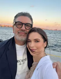 Constantin Stan, gest cavaleresc față de Andreea Berecleanu, în vacanță. Medicul estetician s-a aplecat să-i lege soției sale șiretul la pantof