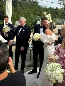 Cum arată soția lui Marius Șumudică. Nașa Liliana a atras toate privirile la nunta lui Denis Drăguș, într-o rochie roz, cu decolteu