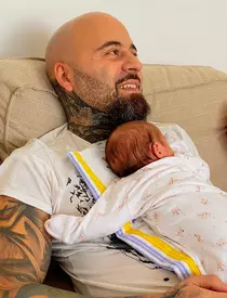 Drama lui Matteo. Artistul și-a pierdut tatăl la Revoluție: „A murit împușcat, mama a păstrat cele trei gloanțe pe care i le-au scos din piept. Nu am fost la înmormântarea lui...”