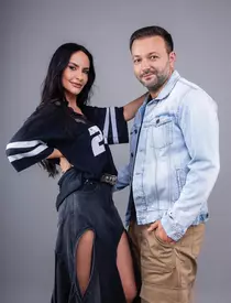 Cum arăta Adelina Chivu în urmă cu 16 ani, când prezenta știrile din sport la Antena 1. Avea un decolteu amețitor și promova naturalețea în coafură și machiaj