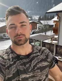 Claudiu Dragotă de la Insula iubirii, scos pe sus dintr-un local, de bodyguarzi. După bătaia cu Romeo Vasiloni, a fost implicat într-un alt scandal: „A venit cu niște prieteni, s-au distrat...”
