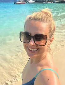 Simona Gherghe, întâlnire neașteptată cu actrița Kate Hudson în vacanța petrecută în Grecia: „Am rugat-o să facă o poză cu noi. Cu zâmbetul acela fermecător, pe care îl știți din filme..."