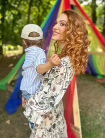 Michaela Prosan, totul despre viața de mamă. De ce și-a ascuns sarcina, cu cine seamănă fiul ei și cine este tatăl lui: „Este o bucurie pentru toată familia. Nu cred că suntem primii părinți care…” / EXCLUSIV