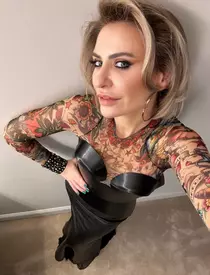 Cât costă hainele lui Marcel Ciolacu pe care le prezintă pe TikTok. Adina Buzatu comentează ținutele purtate de premier: „Prețurile costumelor oscilează între 2000 și 4000 de lei”. Pantofii sunt din Italia și au garanție pe viață / EXCLUSIV