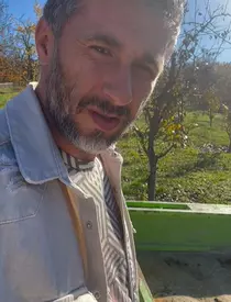 Ce băutură tradițională consumă Dragoș Bucur la țară, preparată în casă: „La oraș se bea whisky, prosecco, rom, coniac și alte fițe”. Dana Nălbaru s-a reapucat de croșetat, după ce s-a mutat cu familia la sat
