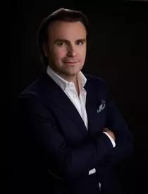 Cine este și cu ce se ocupă fiul lui Dinu Gheorghe. E politician, antreprenor și manager. Ce scrie în declarația lui de avere
