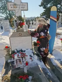 Cum arată mormântul Marioarei Murărescu, la 11 ani de la moartea realizatoarei TV. O cunoscută artistă a venit din America și a aprins lumânări la locul ei de veci, dar și al regretatei Stela Popescu: "Un omagiu..." / EXCLUSIV