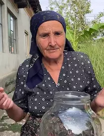 bunica gherghina pregateste rosii murate2