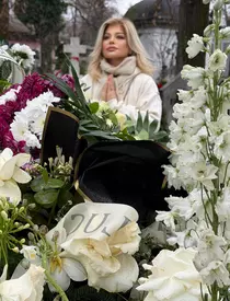 Loredana la mormântul tatălui ei2