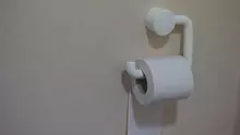 Hârtia igienică se pune cu capătul în față sau spre perete? Care este poziția corectă și de ce este recomandată