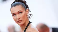 Bella Hadid a îmbrăcat o rochie roșie transparentă care nu a lăsat loc de interpretări. Cum arată ținuta