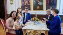 Ce fel de tată este Nicușor Dan. Gesturile fiului său au atras imediat atenția la evenimentul de la Romaero Băneasa