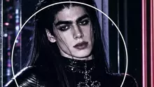Azi e unul dintre cei mai cunoscuți bărbați din România, vorbește și despre politică și apare des la TV, dar în tinerețe participa adesea la show-uri în travesti. Uită-te bine la poză, îl recunoști? Ți-ai dat seama cine e? FOTO