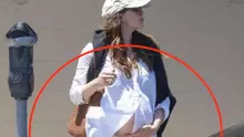Wooow, ce veste!! Nimeni nu știa că vedeta e însărcinată, dar o adiere de vânt a dat-o de gol! I s-a ridicat cămașa și... surpriză!! Mai vine un bebe în lumea mondenă