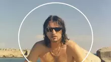 Tânărul din poză e azi unul dintre cei mai cunoscuți români! Uită-te bine la el, îl recunoști? Mulți îl admiră, dar sunt și voci care îl critică
