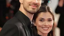Wow, ce rochie, ce apariție!! Cum s-a afișat Theo Rose la Festivalul de Film de la Cannes, la brațul soțului ei, regizorul Anghel Damian. „Am fost alături de soția mea la o gală” FOTO