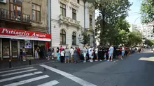 Patiseria Amzei a lui nea Mihai a fost luată cu asalt de clienți după scandalul videoului postat de „Mița Biciclista”. S-a stat la coadă mai mult de o oră pentru o merdenea: „Zici că le dă gratis”