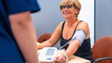 De ce tensiunea 140 cu 80 nu mai este considerată „normală” și ce se întâmplă în corp dacă scade cu 10 unități. Cum măsori corect tensiunea