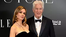 Richard Gere și soția sa, Alejandra Silva, impresionează cu ținutele lor asortate pe covorul roșu
