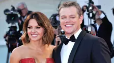 Matt Damon, însoțit de fiicele sale și de soția sa, Luciana, într-un moment rar pe covorul roșu, la premiera filmului The Rip