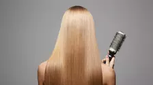 Cum să păstrezi părul blond hidratat și fără vârfuri despicate