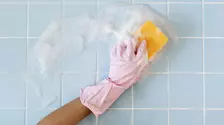 Cum poți face curățarea corectă în baie fără substanțe chimice