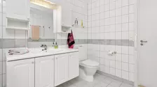 Cum să maximizezi spațiul de depozitare utilizând inteligent un dulap pentru baie