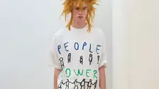 Dan Perjovschi x Comme des Garçons: expoziția care aduce la București dialogul dintre artă și modă