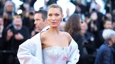 Bella Hadid a încălcat restricțiile de la Cannes 2026 cu o rochie inspirată de Jane Birkin