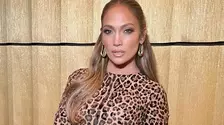 Jennifer Lopez uimește la 56 de ani într-un costum de baie minuscul la piscina conacului de 45 de milioane de euro