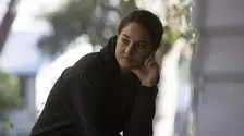 Te simți singură și petreci foarte mult timp pe telefon? Cum asta adâncește și mai mult trăirile negative