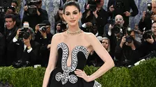 Anne Hathaway este însărcinată cu al treilea copil. Cum a fost surprinsă actrița în vacanță la St.Tropez