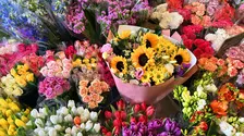Cum să faci un cadou elegant cu un buget limitat: 8 idei de buchete de flori sub 200 RON