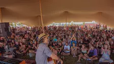 Dilema festivalierului: camping sau oraș?