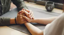 De ce uneori primim afecțiune, dar tot ne simțim nesiguri