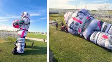 Astronautul NIBIRU, avariat accidental înainte de inaugurare, a devenit viral pe rețelele sociale