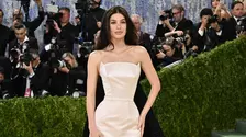 Camila Morrone și partenerul ei, Cole Bennett, surprinși în ipostaze tandre în vacanță în Italia