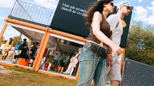 Outfituri de festival fără „dacă” și „parcă”. Zalando îmbracă rața emblematică de la Electric Castle
