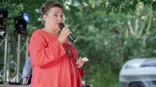 Asociația ACCEPT lansează "Văzuți", un podcast despre familie, cultură și comunitatea LGBTQIA+, creat de Laura Sgârcitu