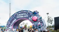 BEACH, PLEASE! 2026 continuă în forță: Ziua 1 a adus show-uri spectaculoase și o energie care a ținut festivalul viu până târziu în noapte
